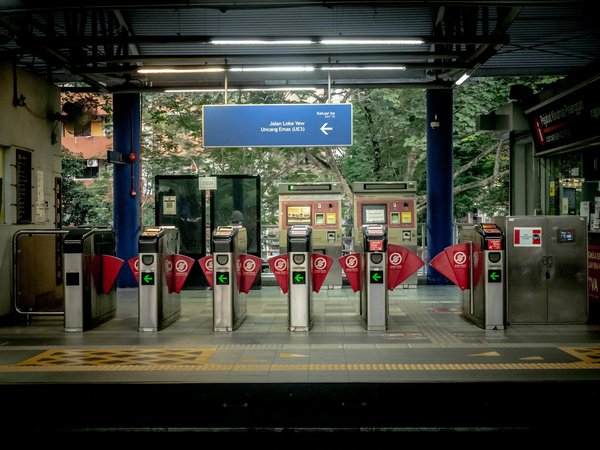 Quels sont les équipements indispensables pour un camping en région de montagne en automne?